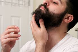 Homem aplicando Minoxidil na barba