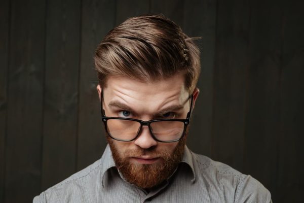 Homem com resultados de usar minoxidil 5% na barba