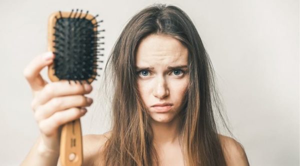 Mulher com queda de cabelo